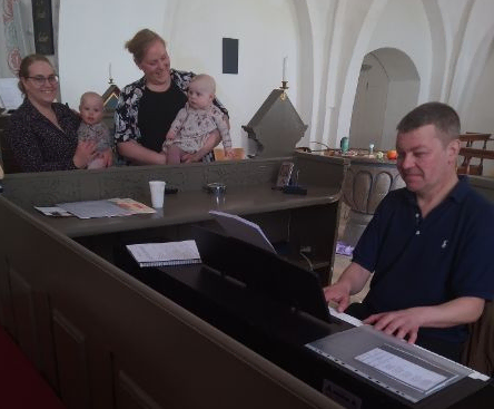 Børn og forældre omkring organisten